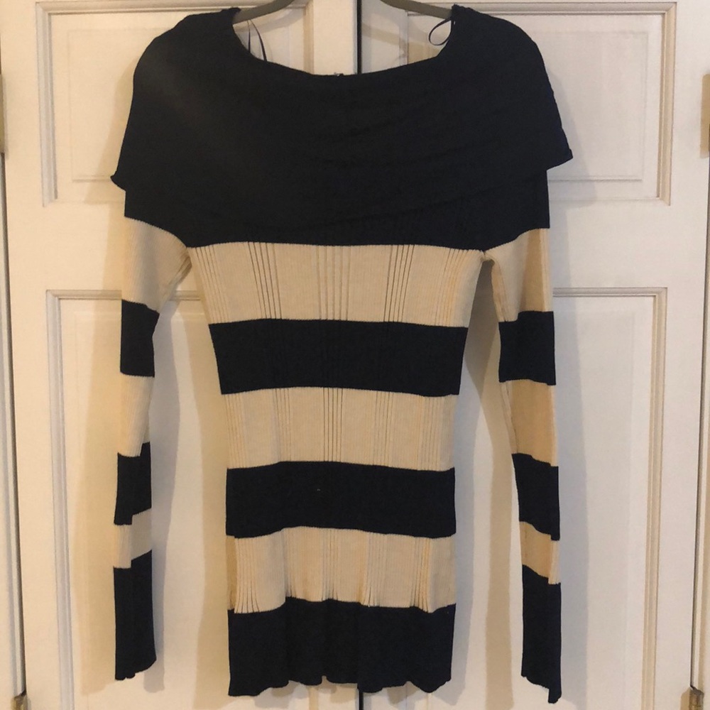 Off-the-Shoulder Sweater 🖤 - Picture 2 of 4